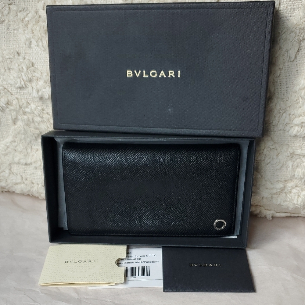 BVLGARI Black Leather Wallet Sleek Design